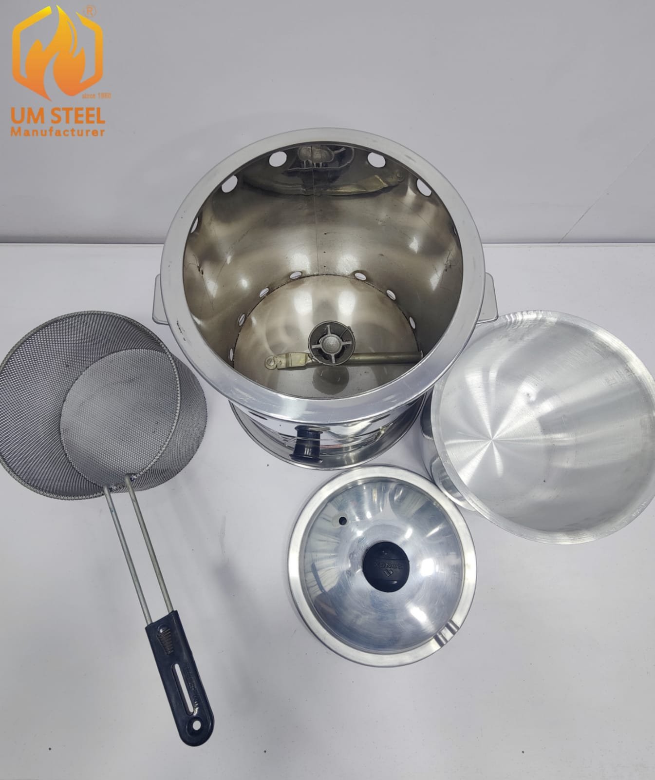 4 Liter Round Gas Fryer 4 Liter round gas fryer tabletop model with lid and mesh basket by UM Steel Lahore